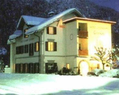 פיליסור Hotel Grischuna מראה חיצוני תמונה